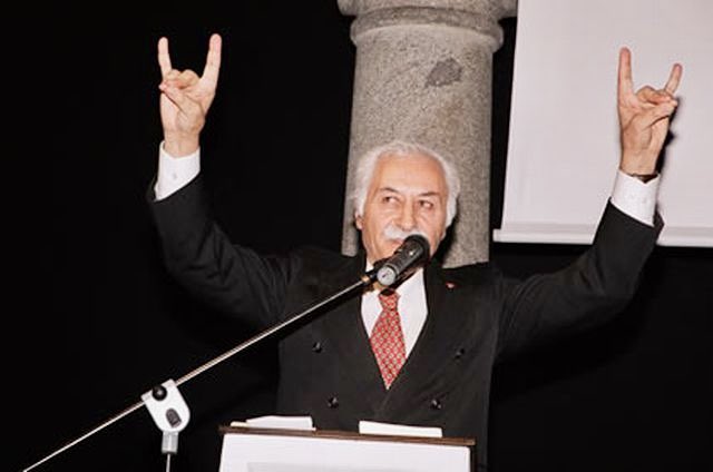 Ben ki Alper Tunga'ya gönül verenlerdenim.
Yurt uğruna dolu dizgin göğüs gerenlerdenim.
Sonra durgun sulara Bismillahlarla.
Kilim seccadesini serenlerdenim.
Yani hem Alplerdenim, hem Alperenlerdenim

#YavuzBülentBakiler 
Rahmet ve dualarla 🤲🇹🇷