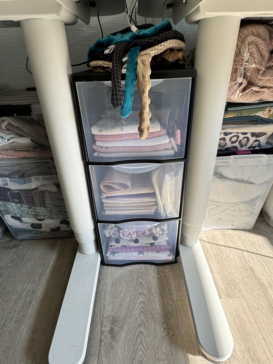 Speldenkussen80's tweet image. Wat denken jullie; heb ik teveel stof of gewoon genoeg keuze? 😂

A: Veel te veel!
B: Precies genoeg!
C: Daar kan nog meer bij!!!!

#toosnaaidoos #sewingaddict #stof