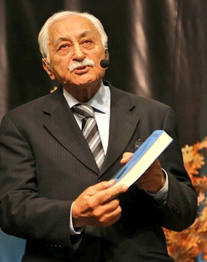 Bir gün baksam ki gelmişsin... 
Hasretin içimde sonsuzluk kadar.”
Büyük üstad, en değer verdiğim şairlerden birisi. Mekanı cennet olsun🙏
#yavuzbulentbakiler