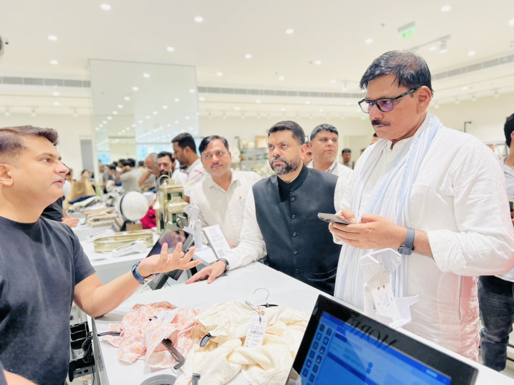 DhirendraGBN's tweet photo. ग्रेटर नोएडा वेस्ट में आज उपभोक्ताओं व व्यापारियों से संवाद किया। यशस्वी प्रधानमंत्री माननीय श्री @narendramodi जी के नेतृत्व में जीएसटी से उपभोक्ताओं के साथ साथ व्यापारियों को राहत मिली है। #MLAJewar #GSTReforms #ConsumerBenefit #TraderWelfare #EaseOfDoingBusiness #GreaterNoidaWest #NewIndia