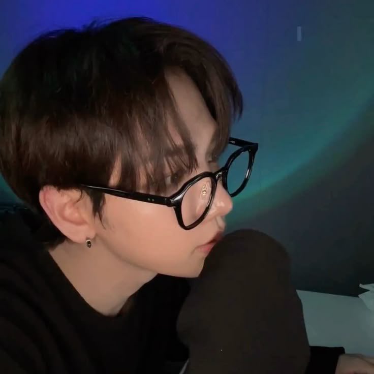 이렇게잘생긴분예명이
할리데이 키더 바우와우라구요…?