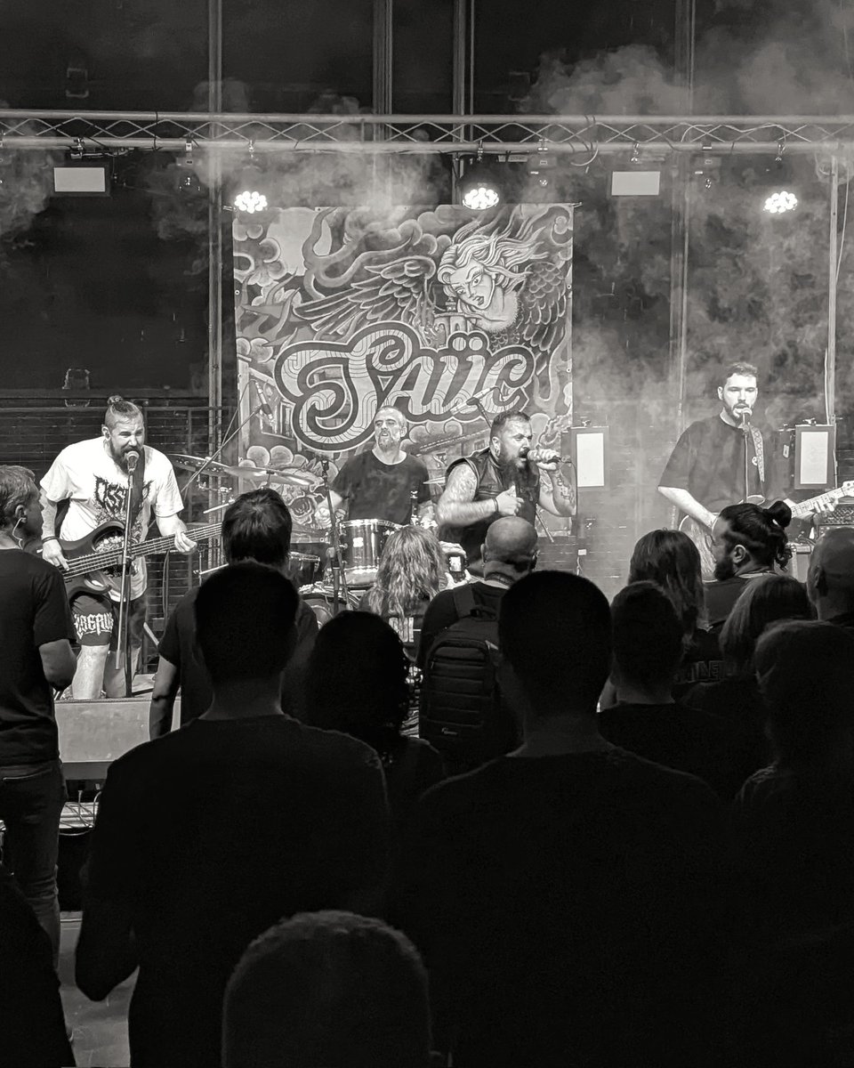 Ahir vam xalar de valent amb la contundència dels <a href="/SaucOficial/">SAÜC</a> en acció a l'escenari del Mollerussa Metalfest! 🤘🏼