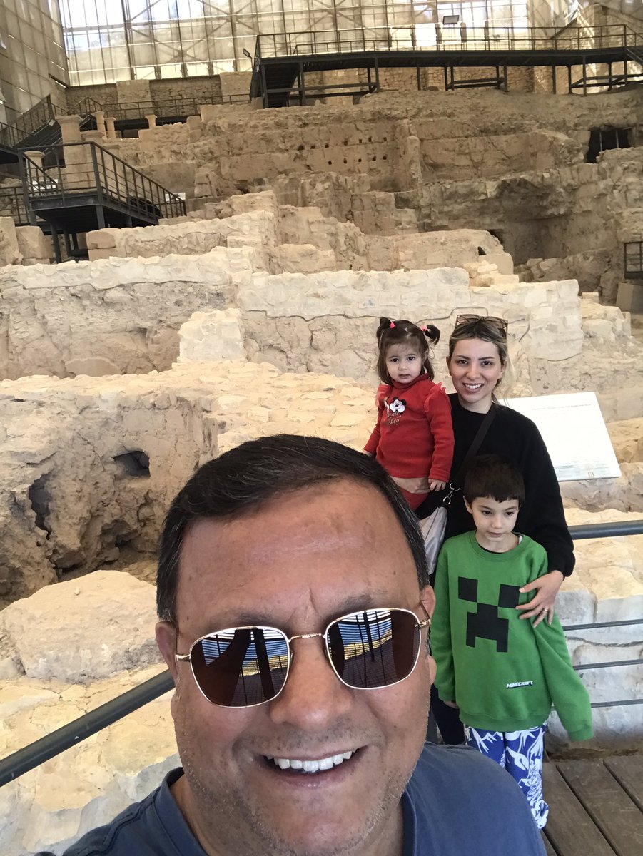 İnsan olmak kolay değil; dürüstlük, mertlik, doğruluk, samimiyet ister… Kısacası insan olabilmek “KARAKTER” ister..! Selam olsun KARAKTER sahibi olabilen iyi yürekli insanlara…