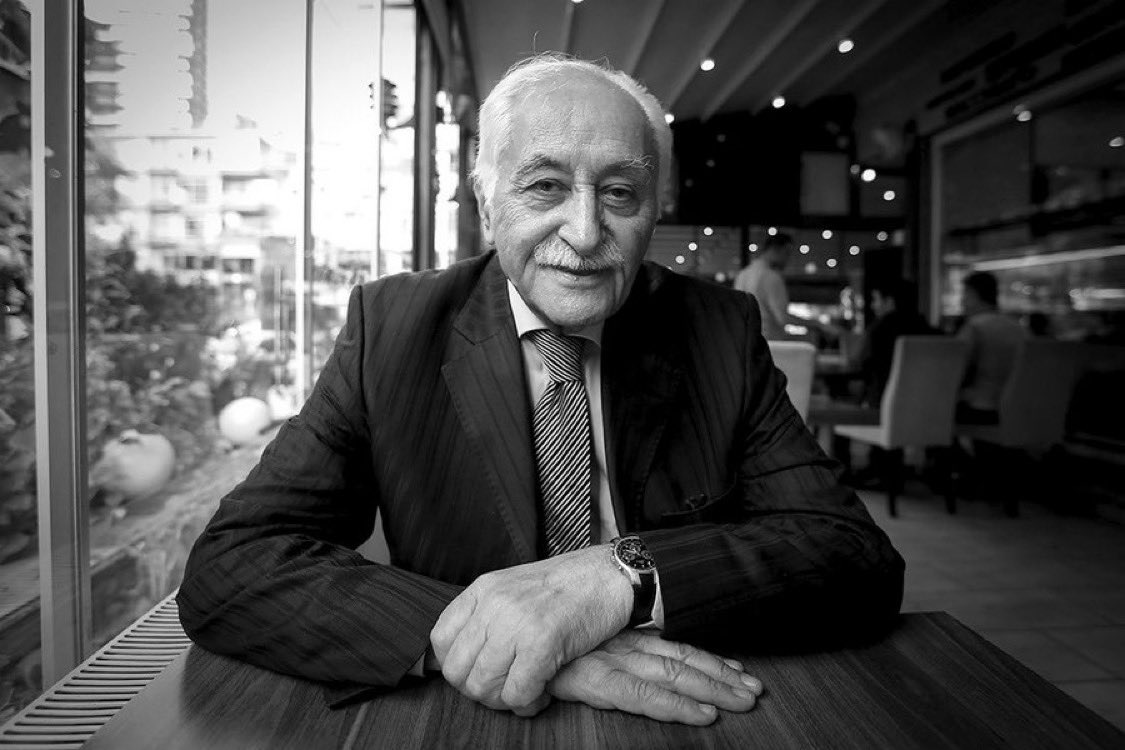 Değerli Aile Büyüğümüz, Amcamız #YavuzBülentBakiler Beyefendi, Hakk'a yürüdü.
Onu en çok müşfik, zarif haliyle; çocukluğumda, Kültür Bakanlığında  görevli iken her ziyarete gittiğimizde, Ulus'taki 1. Meclis'i elimden tutarak gezdirdiği haliyle hatırlayacağım. Mekanı cennet olsun.