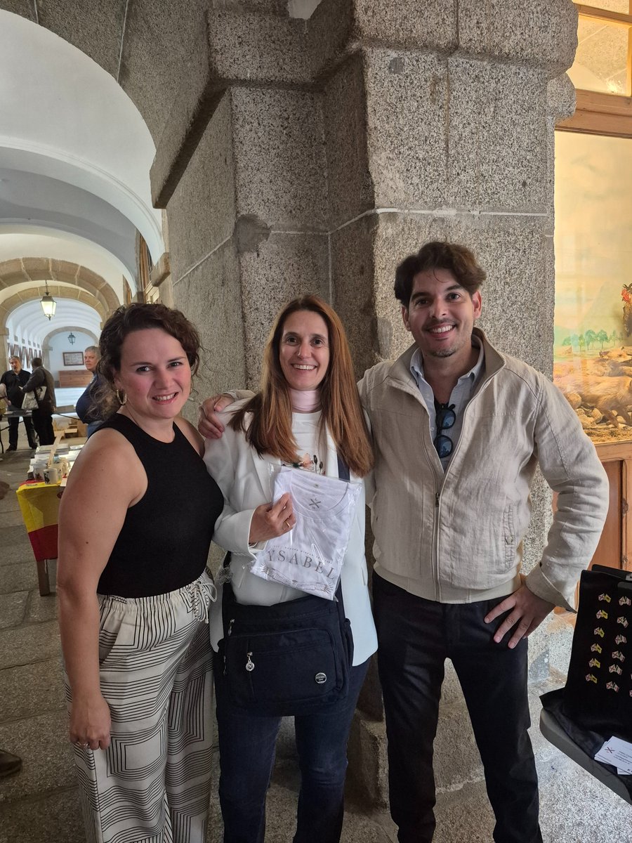 Por fin he conseguido esta camiseta chulísima de mi querida reina Isabel I de Castilla obra de mis queridos aristas de <a href="/LHispanico/">Legado 🌐 Hispánico</a>