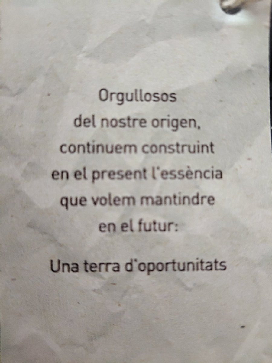 En el Día de la Provincia celebrado en Aín, la <a href="/dipcas/">Diputació de Castelló</a> obsequió a los presentes con unas almendras cuyo bote de cristal llevaba este mensaje, que no tengo claro si tenía que ver con las almendras, con los premiados o con la provincia en sí. Pero el texto es de coach total. 💪