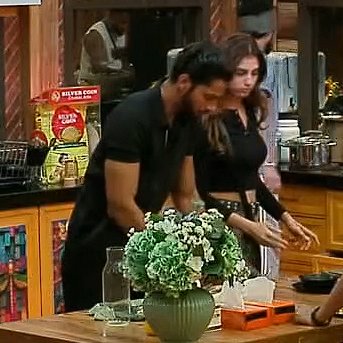 defender_tm's tweet image. Finally 🫶

#Bahana #Biggboss19 #FarrahanaBhatt #BaseerAli
