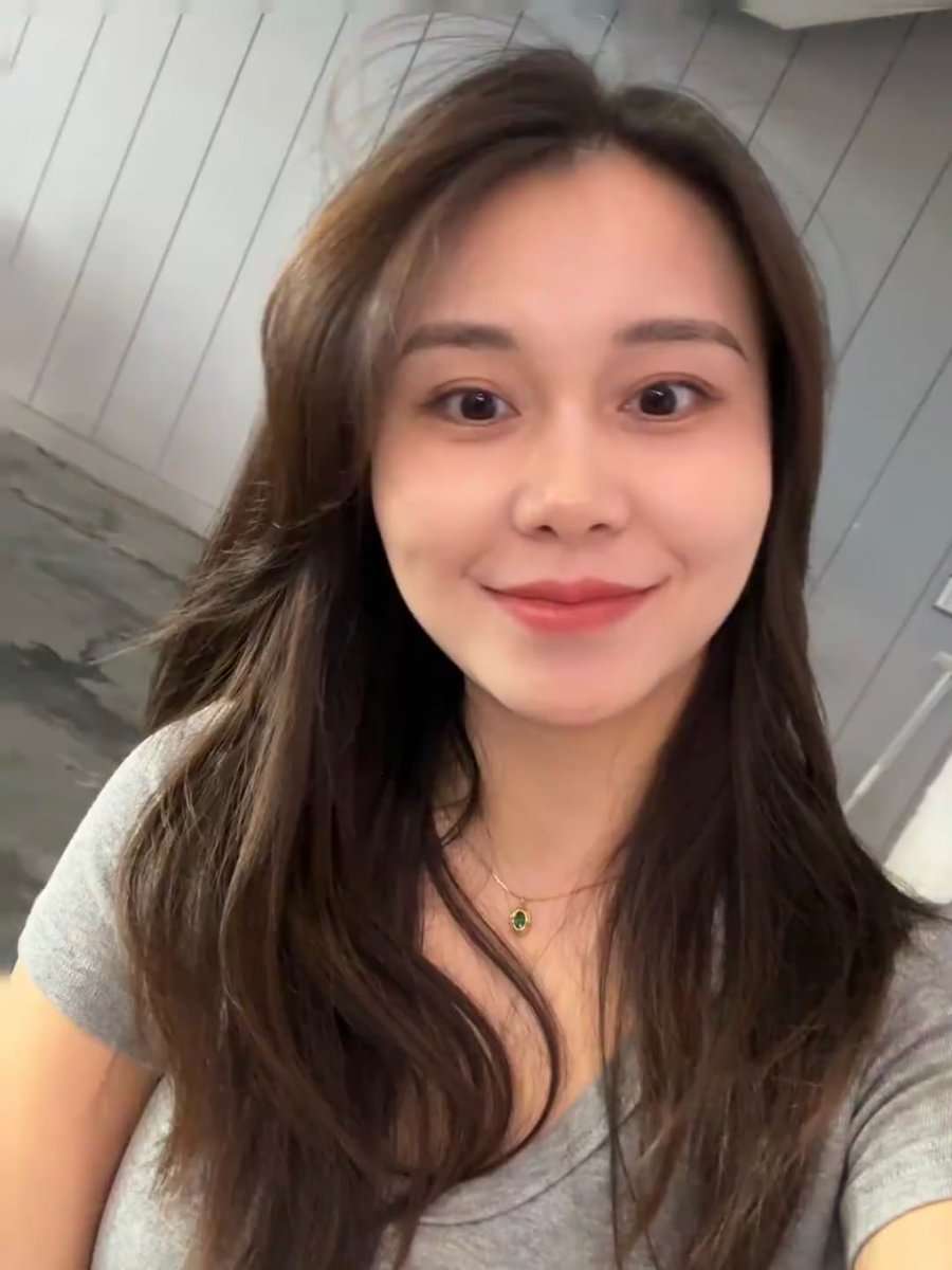 XOOS234's tweet photo. 很多人可能都会有疑问为什么有家庭了还要约？我只能说人都是有欲望的，每天身子都热热的像着了火。
特别是有了孩子后身体迎来了二次发育一样......每天顶着两个大白兔感���都快托不住了😣
有没有好心的绅士愿意在寂寞的夜里从我的身后替我扶住胸前的波涛汹涌，我愿意让你体验一位宝妈体内37.8℃的温度😋 https://t.co/mOYvlhNvjB