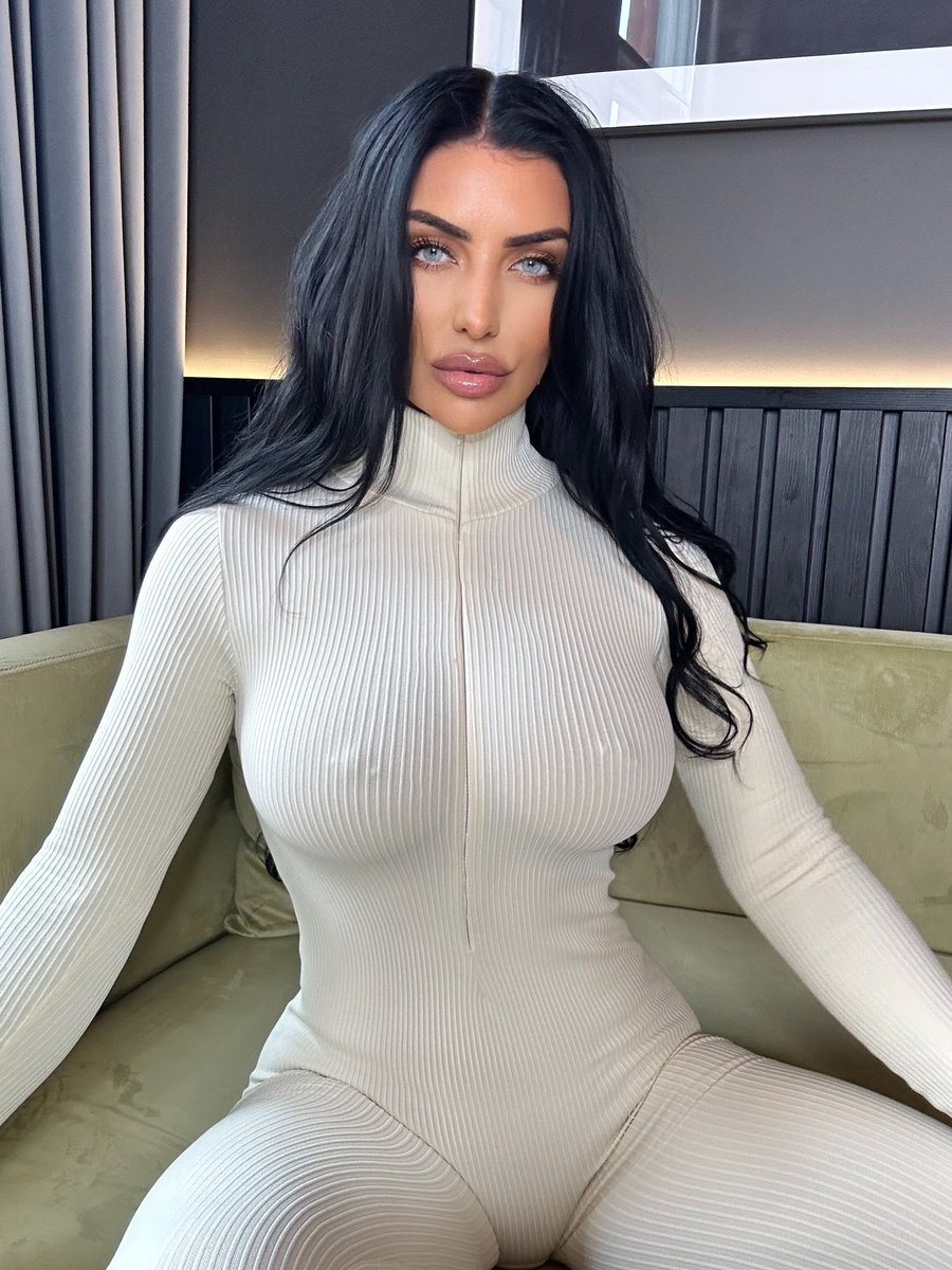 What catches your eye first? 👀☺️