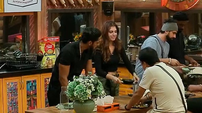 defender_tm's tweet image. Them 🫶

#Bahana #Biggboss19 #FarrahanaBhatt #BaseerAli