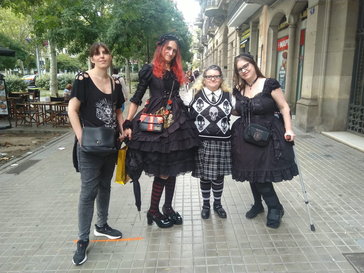 Hoy celebre mi cumple con amistades especiales❤️😚🥰🎀🖤
Salimos a comer a un chino, y han venido todas mis amistades🥰
Y excusa para vestir Gorh Lolita🎀🖤🖤🖤🎀