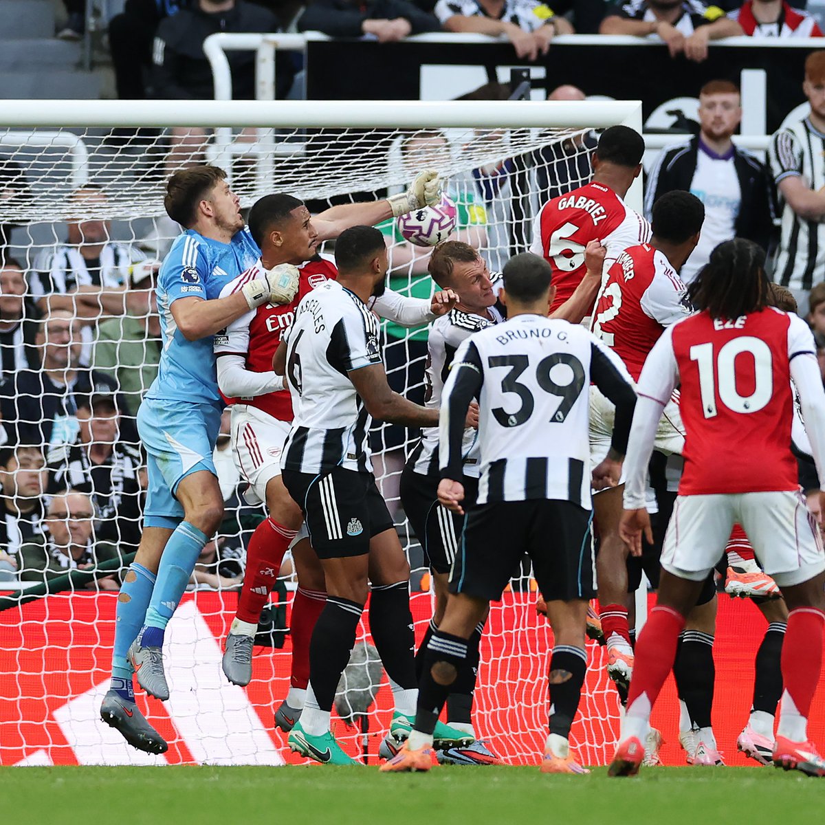 GABRIEL MAGALHÃES SCORES A 96' MIN WINNER FOR ARSENAL 🤯🤯

#NEWARS | <a href="/Arsenal/">Arsenal</a>