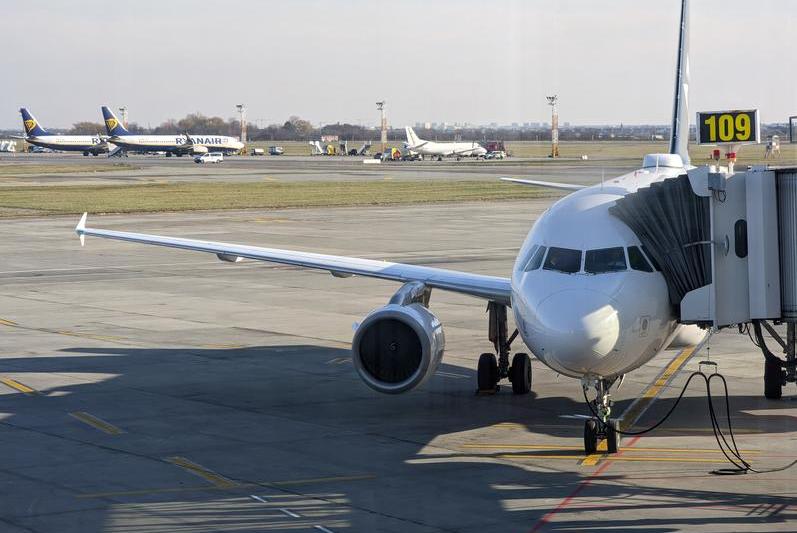 AlexandruC4's tweet photo. BREAKING: Romania - Runway closed at Bucharest Airport Otopeni after drone has been spotted https://t.co/4LQ6joTVnR