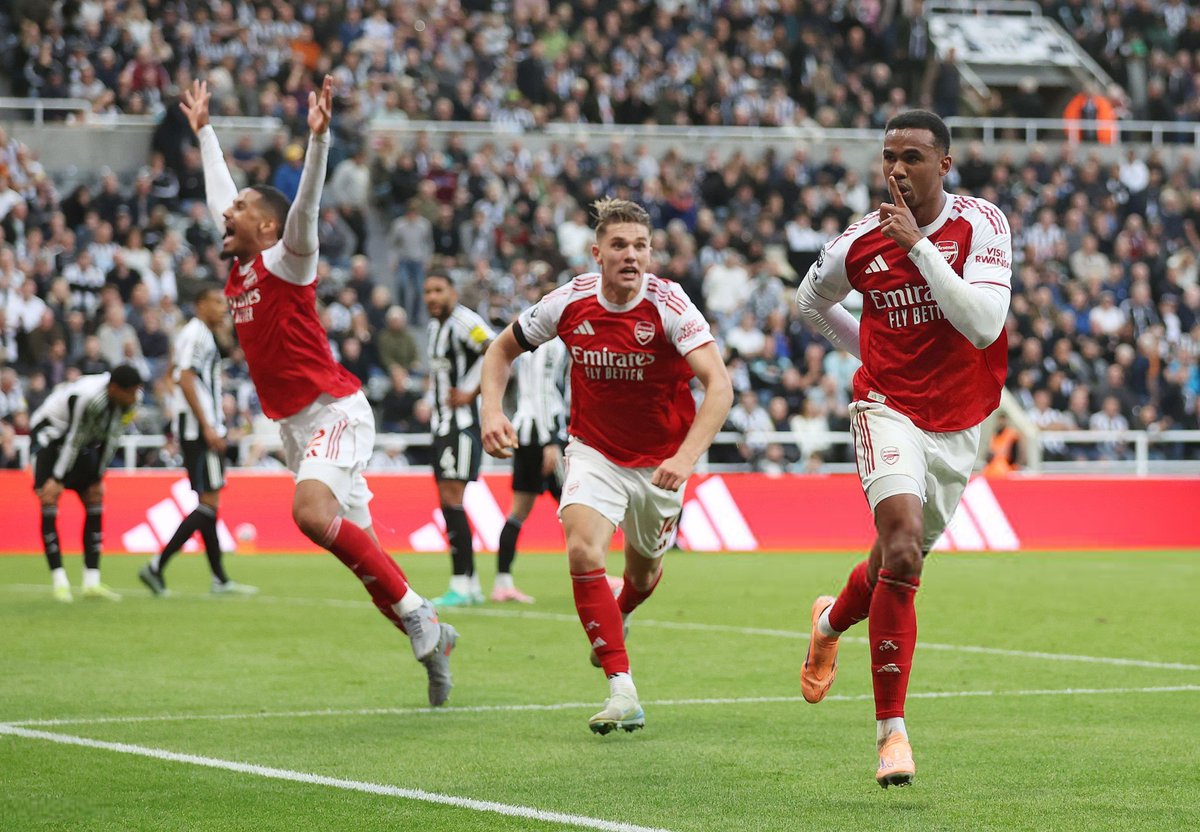 PasionDeporWeb's tweet photo. #EPL • #Arsenal lo dió vuelta y venció 2-1 en el adicional a #Newcastle por la Fecha 6 como visitante.

⚽ Woltemade / Mikel Merino y Gabriel.

📊 Arsenal se pone como escolta de Liverpool con 13 puntos y queda a dos de los Reds. https://t.co/rXhiI91ahX