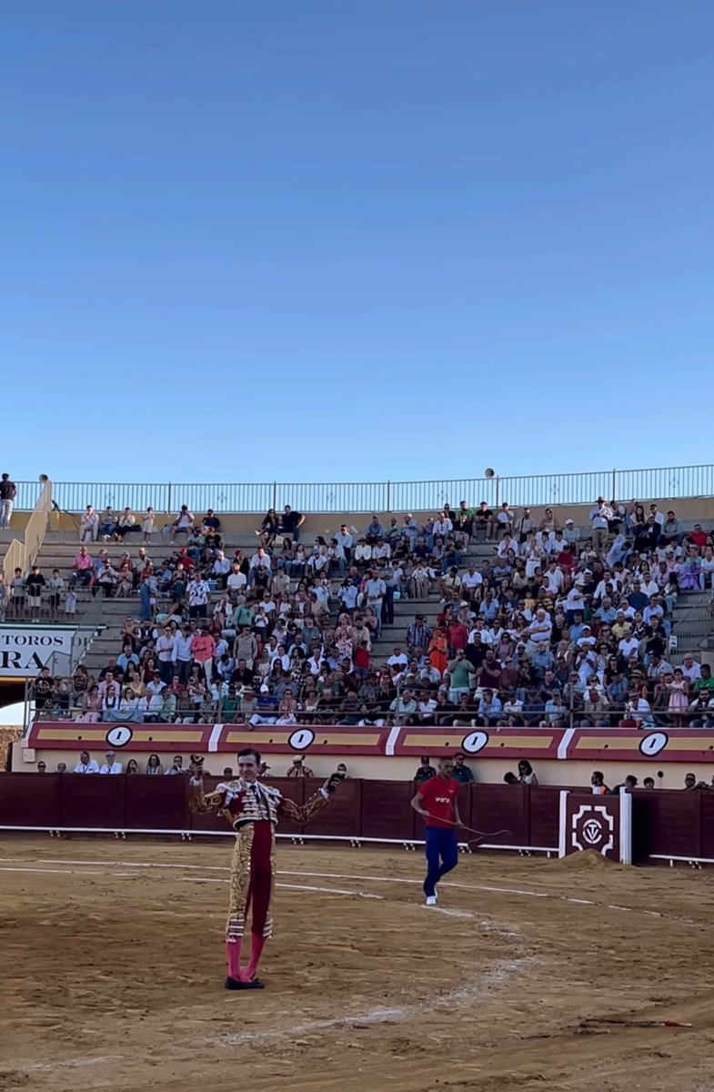 Jorge Martínez pasea las dos orejas del primer toro de su lote en Vera (Almería) Este torero, de Totana, merece torear mucho más. Tiene unas condiciones tremendas para ser torero