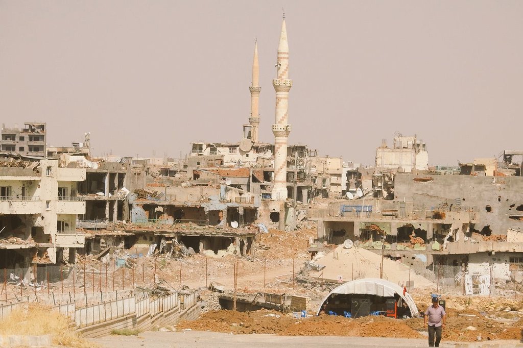 Tanık oldum; Elinde Kur-an ile
İradesi teslim alınmak istenilen halk
Boynunda Kur-an ile
Memleketini terk etmek zorunda kaldı
... 

- Azad Penaber | Nusaybin