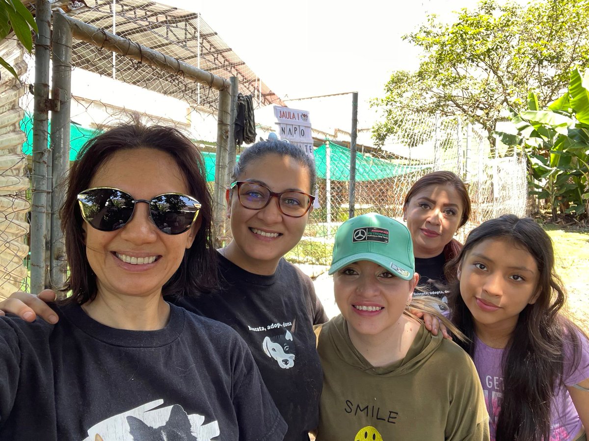 guatexanimales2's tweet image. Gracias al grupo de voluntarios que estuvieron apoyando hoy en el refugio, llevaron mucha felicidad y fueron a consentir y darles amor 😍 a todos nuestros rescatados.
#voluntarios 
#Domingo