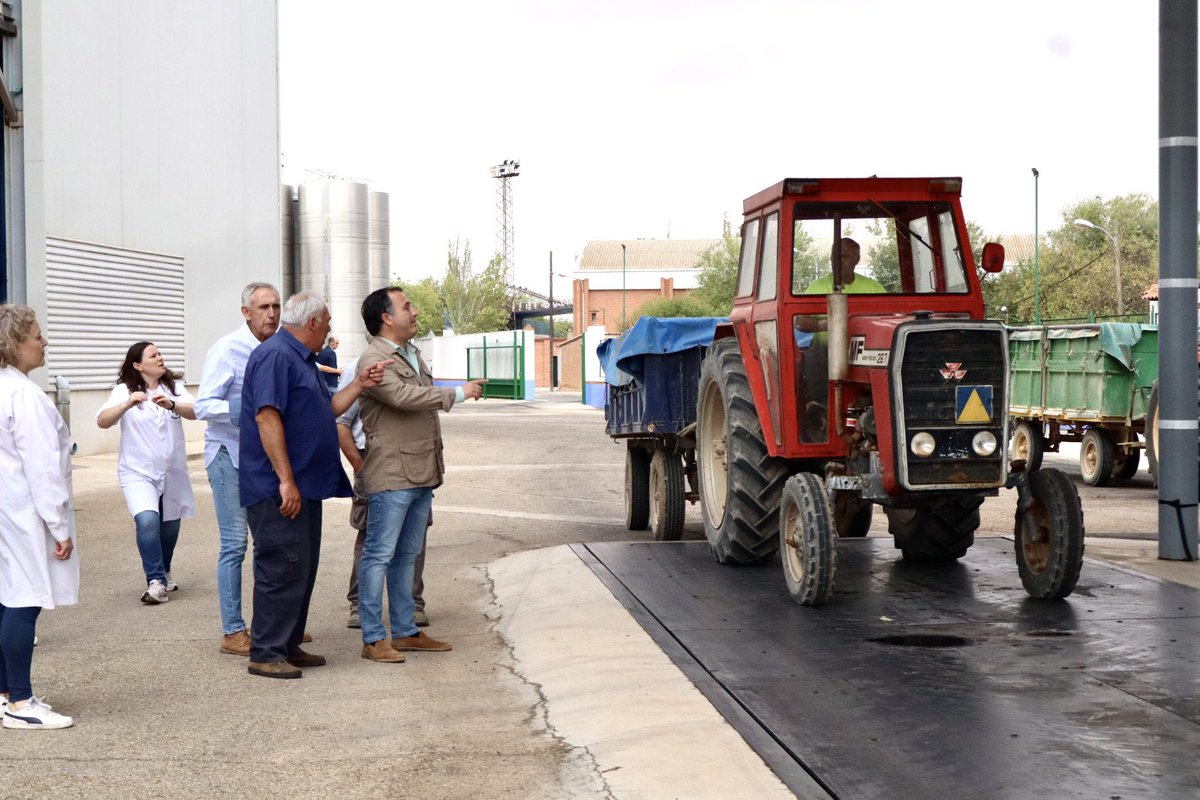🍷 El sector vitivinícola pide ayuda a gritos para poder continuar con su producción, pero Page y su gobierno miran para otro lado.

🍇 En época de vendimia no podemos olvidar que el vino es esencial para la región.

Somos el mayor viñedo del mundo. Cuidemos lo nuestro.