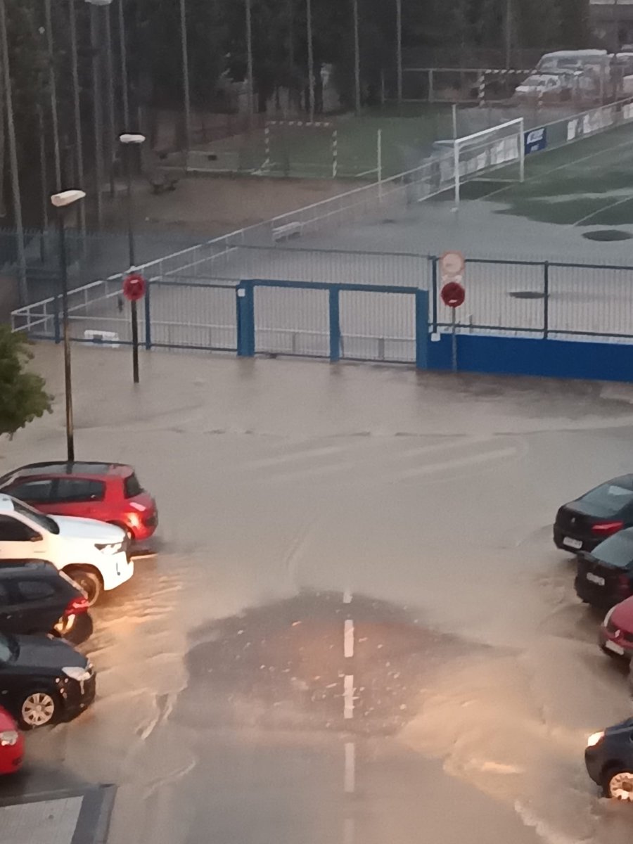 albitu8's tweet photo. @SoydeZaragoza @periodicoaragon @heraldoes @zaragoza_es @zaragozadeporte pues asi estamos en el campo de San José...pero tranquila señora alcaldesa que en lugar de futbol haremos otros deportes.....siga haciendo campos donde no se necesitan https://t.co/JdvyQnXNLN