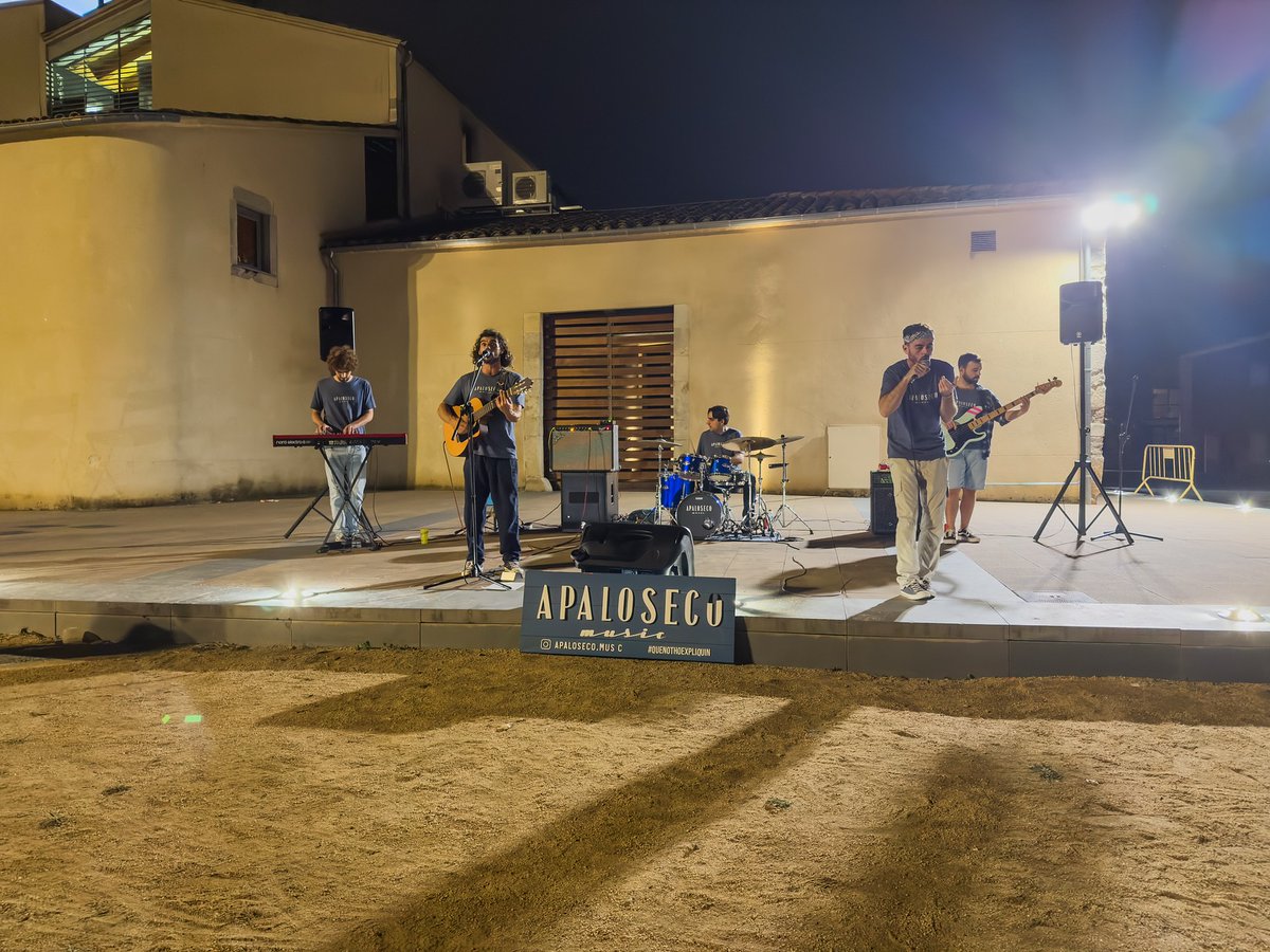 🎶 Aquest vespre, @apaloseco.music ens ha portat ritme, temacles i ballaruques per tancar el dissabte com cal!
👉 Demà us esperem a la fira d’artesans, oficis i molt més!