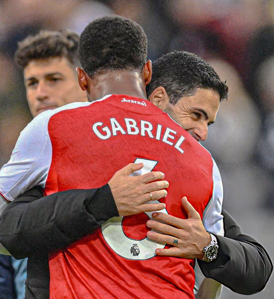 Mikel Arteta went straight to Gabriel and gave him a massive hug after the full-time whistle.

Love it. ❤️