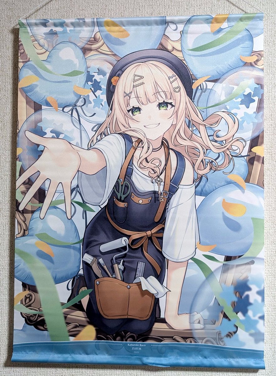 ckom's tweet image. 「ろってぃ」こと鏑木ろこさんの誕生日グッズ2025の全力セットが届きました！B5アクリルパネル、ネームアクリルキーホルダー、複製手紙＆チェキ風カード、タペストリー収集マニアの私としては大歓喜のB2タペストリーです。ろってぃが壁いっぱいにバーンと居るのは壮観ですね #鏑木ろこ #にじさんじ