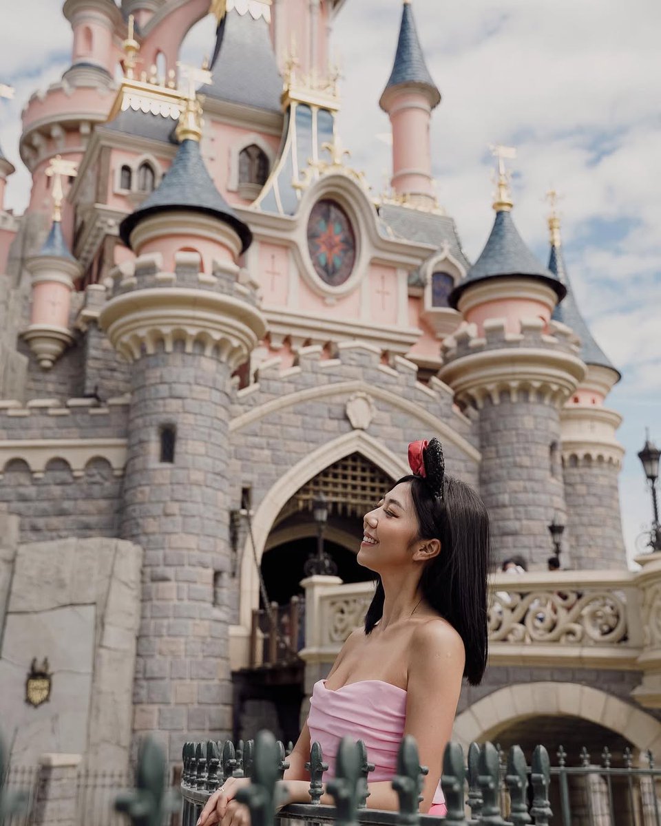 Shenlee0's tweet photo. Feeling the magic and soaking up the happiest place on Earth! Who else loves castle views? 👑🐭 #disneyparks #castle #pinkaesthetic #travelgram https://t.co/At4TGmewIc
