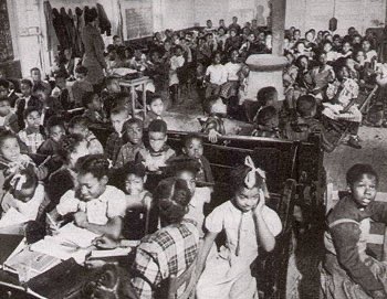 gabiciddeleon's tweet photo. Hoy un juicio  histórico: Brown contra Consejo de Educación USA. 1954.

En 1950 la familia Oliver Brown presentó una demanda contra el distrito escolar de Topeka en Kansas, porque a su hija Linda de 7 años se le negó la inscripción en la escuela blanca más cercana, obligándola a asistir a una escuela segregada para negros.