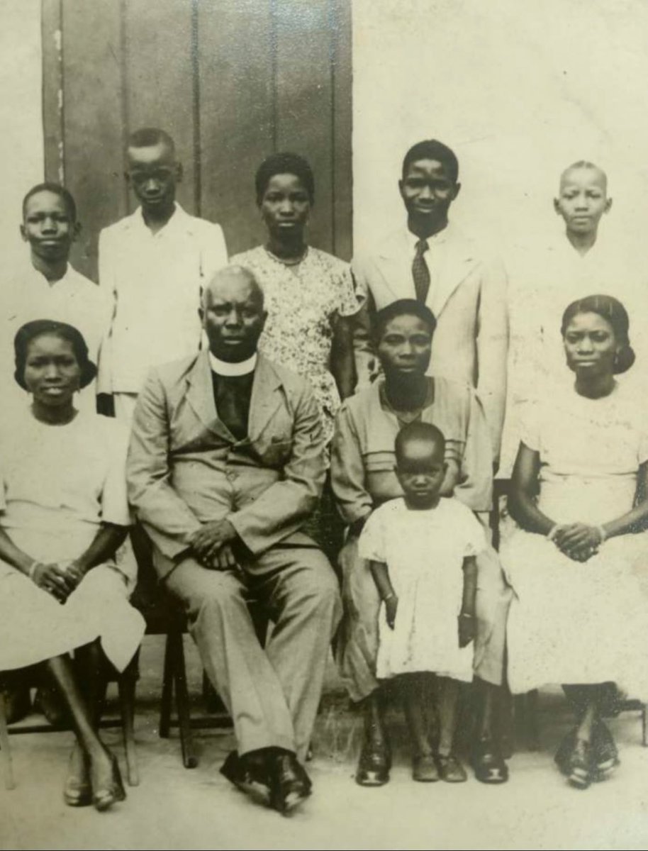 toluogunlesi's tweet photo. My great-grandparents and their 8 children. My guess is that this photo was taken c1950. Not sure what city—as an Anglican priest my greatgrandfather moved around quite a bit.

(The youngest child in this photo went on to become Nigeria’s 1st female Professor of Chemistry). https://t.co/eFVe6o7Iaq
