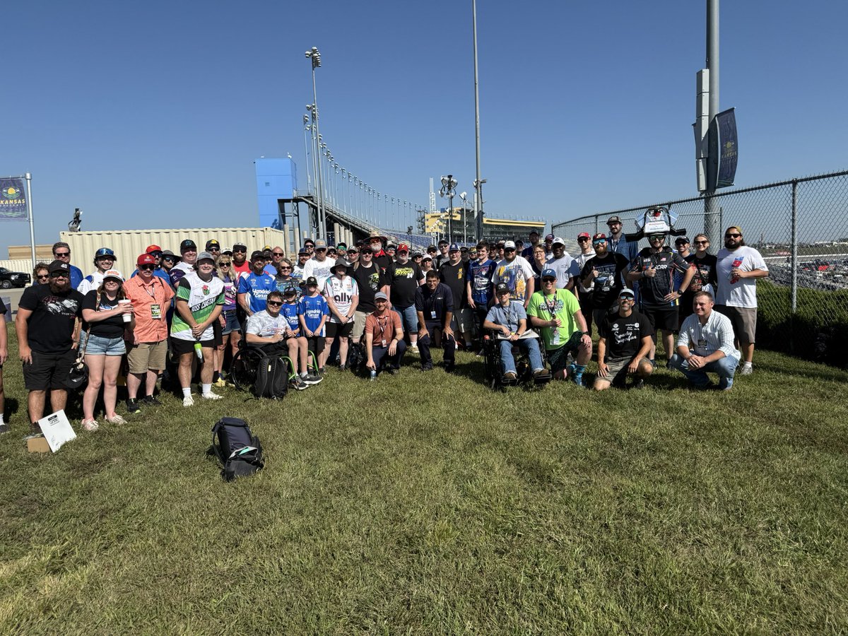 jeff_gluck's tweet photo. Kansas tweetup class photo. Thanks everyone for hanging out! https://t.co/K5pOQXb1ap