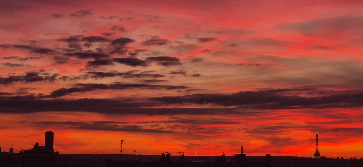 CorentinSellin's tweet photo. L'adieu rougeoyant à l'été
#Paris #home https://t.co/LzEyY4okGj
