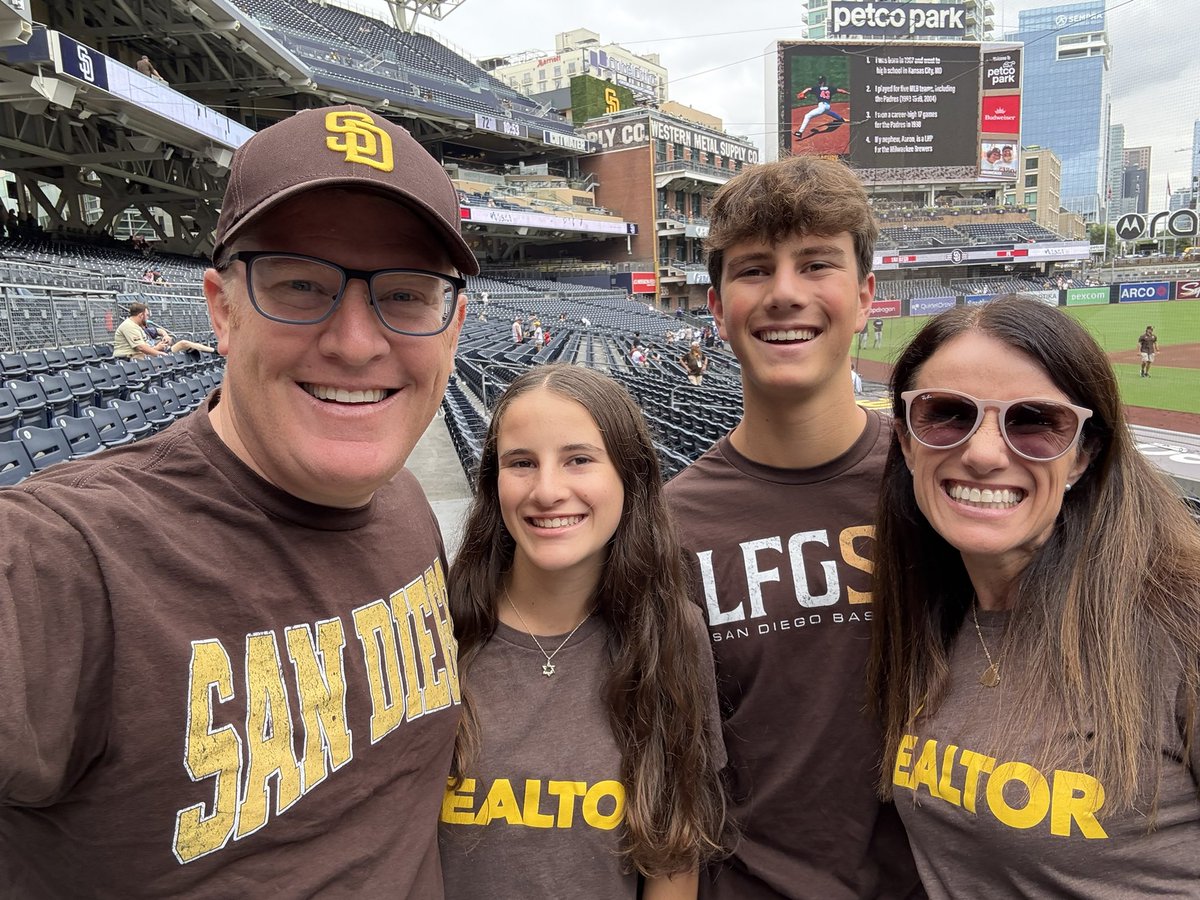 elefkowitz's tweet photo. #forthefaithful @Padres  family day at the ballpark!! https://t.co/Wnu8HNV2I2
