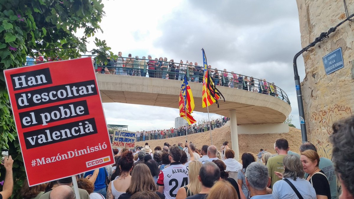 11 mesos després de la #dana, milers de persones tornen a creuar el pont de la Solidaritat en homenatge a les víctimes i als qui van ajudar en la catàstrofe. Mentrestant, el president segueix sense assumir responsabilitats per la seua nefasta gestió. No oblidem! #MazónDimissió