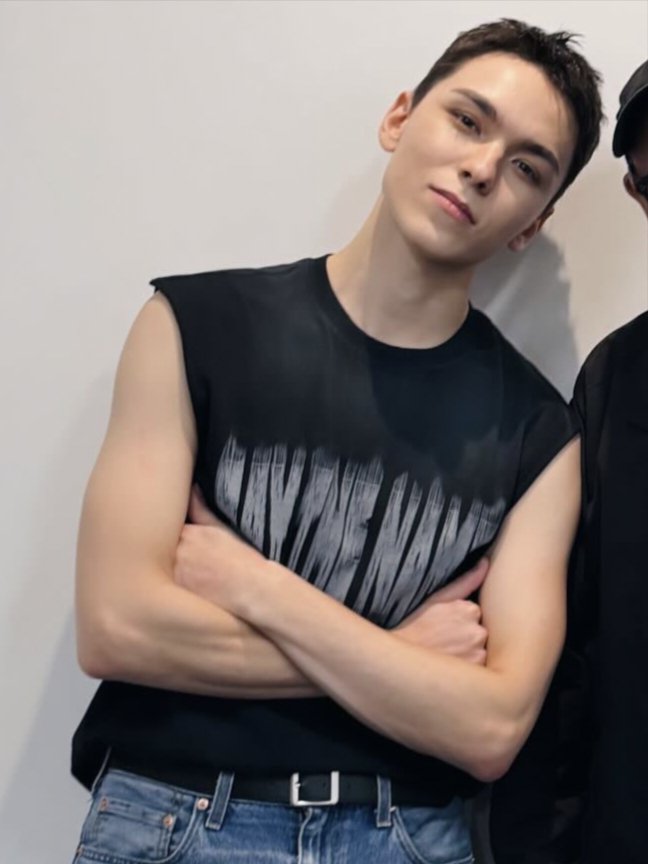 bononliciouss's tweet image. no boyfriend has ever boyfriended the way vernon boyfriends