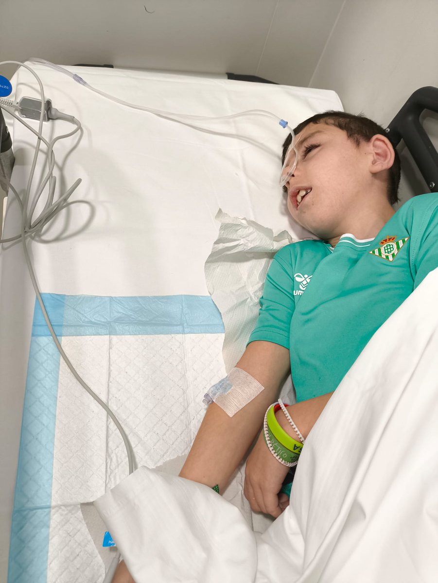 ¿Conoces a Iker? 🌟 Un valiente enfrentando una resonancia con sedación. Cada visita al hospital es una victoria para él y su familia. Aplaudimos su coraje. ¡Gracias por visibilizar el síndrome KBG! ❤️ #SíndromeKBG #HéroeSinCapa