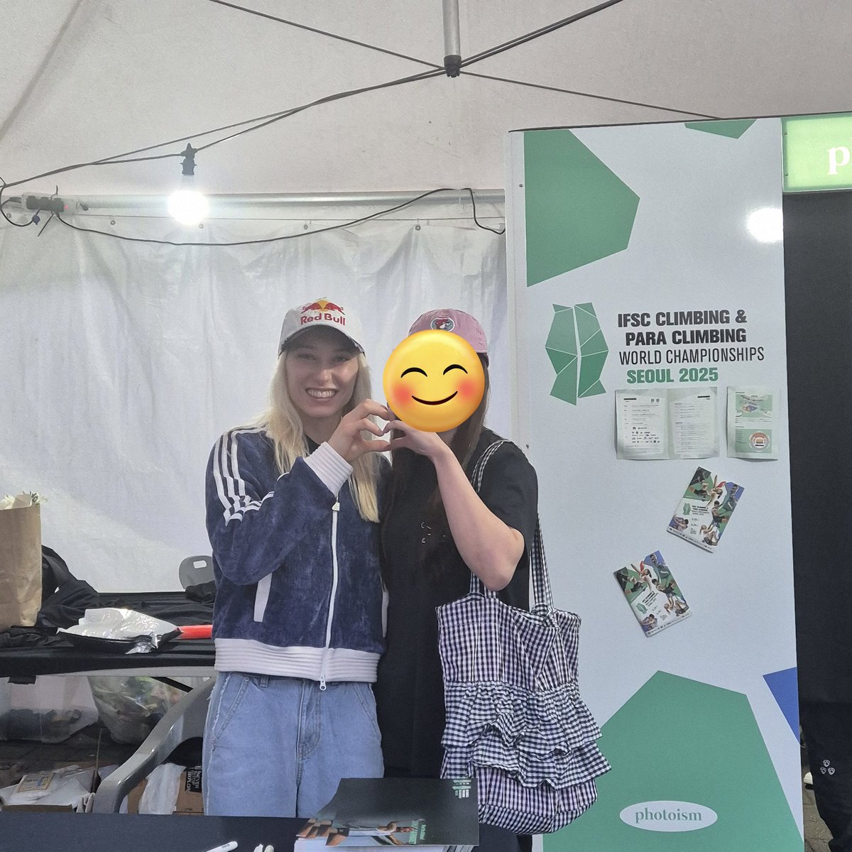 내가 얀야선수랑 사진찍는날이 오다니...

잠깐이였지만 너무 행복했어요😍

귀한분 보는데 누추하게 가서 죄송합니다... 퇴근직후라 너무 초췌했어요...😭