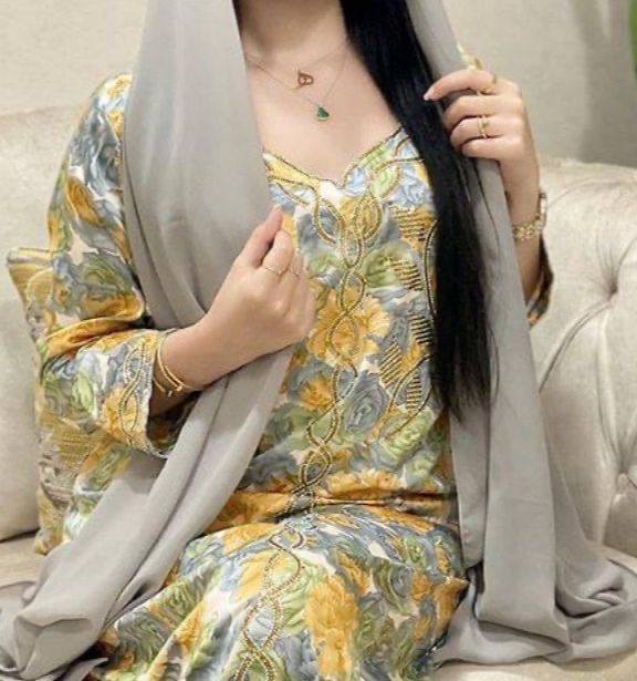 *تعال وأفتح زره الثوب ب ايديك*
*وأمسح على صدري عساه يتشافى*

*مريض ضيق وسبه الضيق يبغيك*
*وأن ما حضنته مستحيل يتعافى