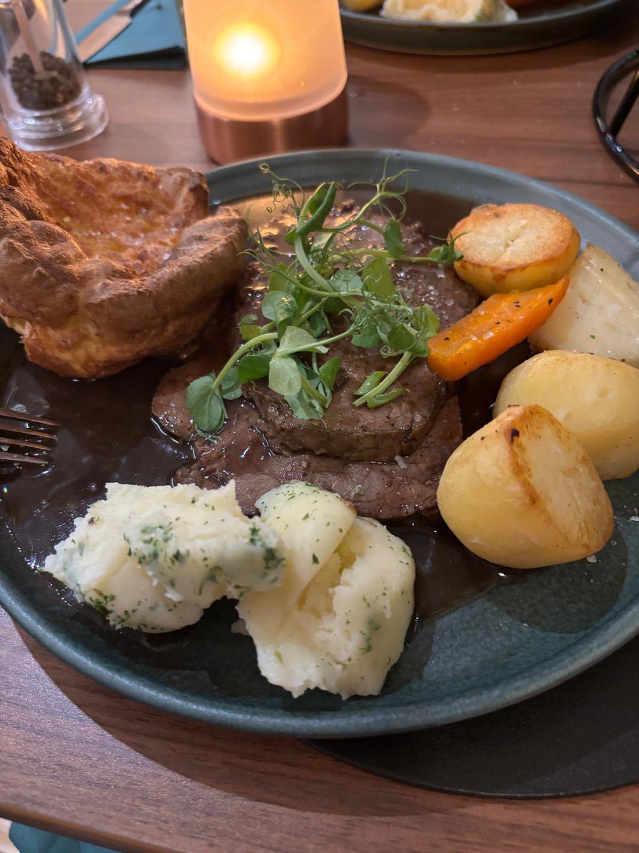 Thoroughly recommend Gilmour’s Wine Bar for Sunday Roast - all round excellent surroundings &amp; attentive service. Another great addition to Paisley’s already excellent food &amp; drink offering 👏👏👏