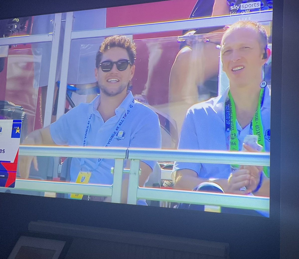 davewright19712's tweet photo. Niall Horan with pound shop Chris Martin. https://t.co/FDDIsVylfe