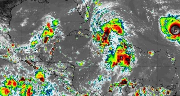 Granma_Digital's tweet photo. 🌧️⚠️| Oriente de Cuba bajo intensas lluvias por paso de depresión tropical.

🔗 https://t.co/18nmFicBAv https://t.co/FZOPhPkwLB