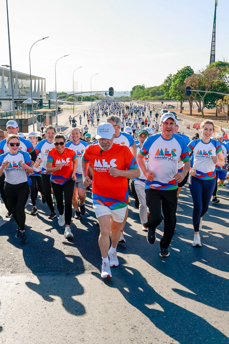 Aos 79 anos de idade, nosso lindão atleta presidente Lula participa de corrida em comemoração ao 95º aniversário do Ministério da Educação