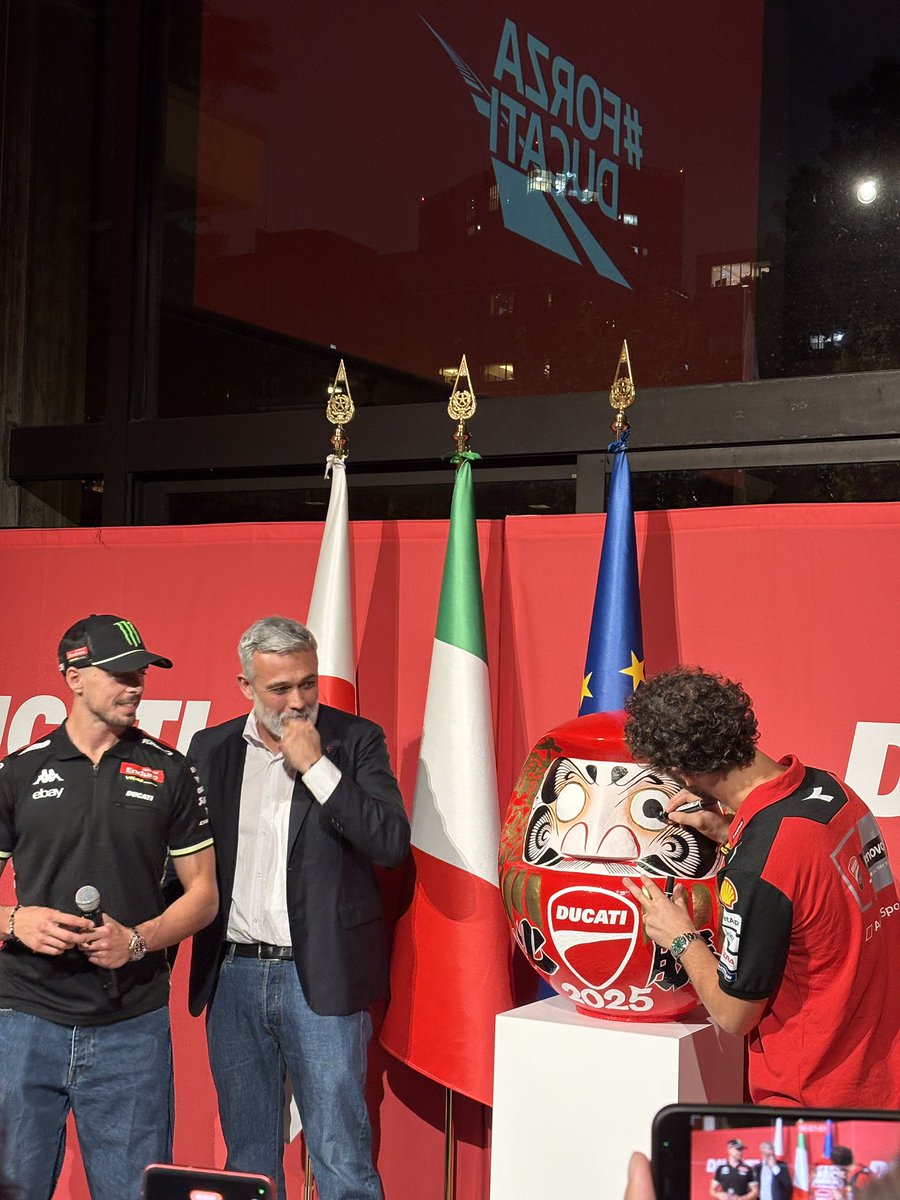 _heart_blade_'s tweet photo. イタリア大使館で開催されたDucati Corse Meet＆Greet 2025にお招きいただきました。
ペッコとディジャにとても近くで会えて嬉しかったし、照明が良いのか非常に盛れました。
ディナーご馳走様でした🍽️
#Ducati #ForzaDucati https://t.co/pncwv3IJdw