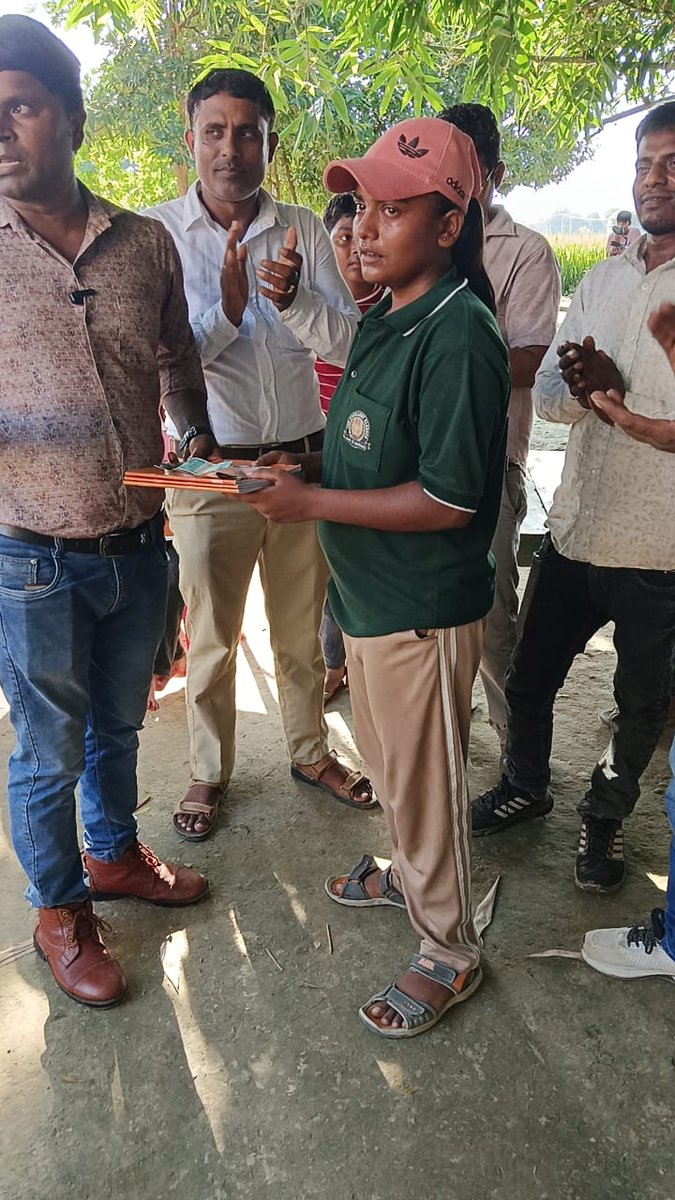 sachtv24's tweet photo. सच के चौपाल में पुरस्कार पाने वाली बेटी अपने घर कि परिस्थितियां बता कर रोने लगी! @yadavakhilesh @samajwadiparty https://t.co/NDdPaddV23