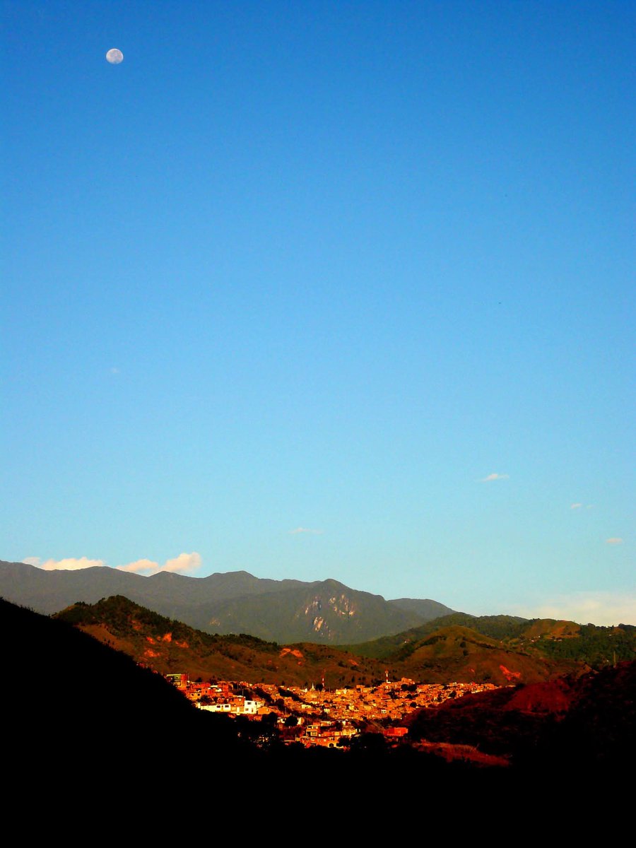 Buenos días #CaliCo, al fondo Terron Colorado.
Foto: D.R.A.