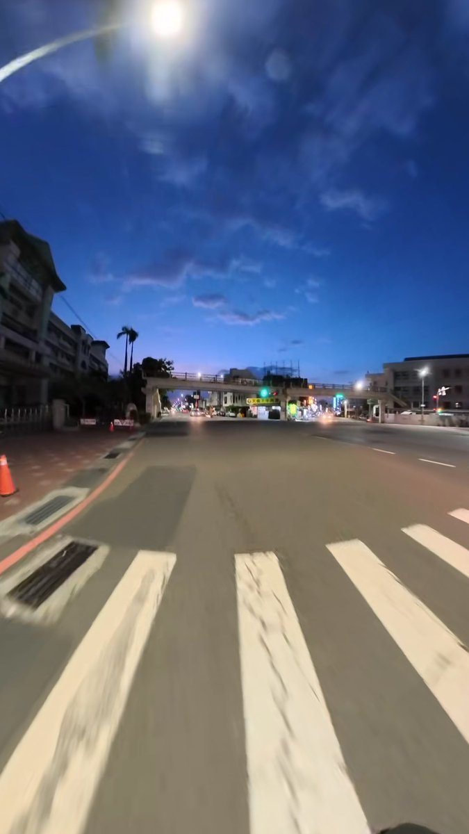 FreeRiderDylan's tweet image. 🏍️ 星と街灯に照らされたライディング