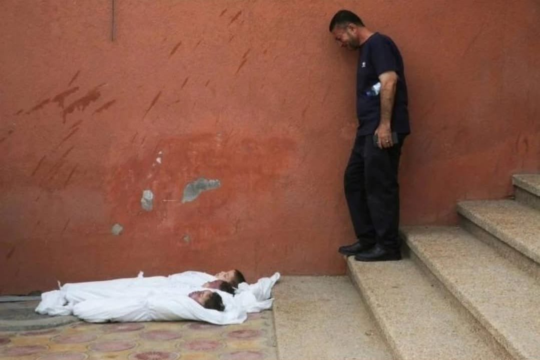 Bu fotoğraf yapay zeka ile çizilmemiştir, hayal ürünü ve yerleştirme değildir, tamamen yaşanmış ve yaşanmaya devam eden bir katliamın yürek yakan görüntüsüdür.