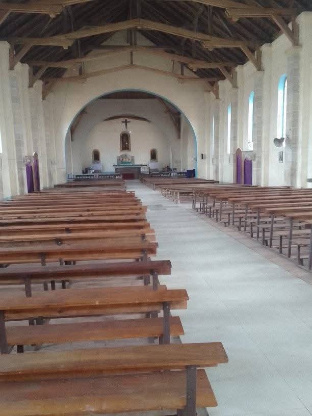 PolycarpMDM's tweet photo. Mwaka huu niliamua kufanya hija binafsi kwenye makanisa makubwa na ya zamani, nilipita Kwiro Makao makuu ya jimbo la Mahenge,na mengi mpaka nikatokea Peramiho Songea.

Lakink kuna mtu akanambia ziwa Nyasa mpakani Songea na Njombe kuna kijiji kinaitwa Lituhi ,Manda huko, akasema kuna kanisa kubwa mno la zamani,mpaka leo waumini hawajafanikiwa kulijaza, 

Basi nikapata hamu ya kwenda huko, baada ya kufika kwa mbali nikaliona hilo kanisa mlimani kabisa nikashangaa sana,

Baada ya kufika pale nikakutana na fr mzawa wa hapo anaitwa fr Shindindi, akanipa historia ya ukristo hapo, kwamba lile kanisa lilijengwa Mwaka 1939 baada ya jengo la zamani lililojengwa 1911 kusogelewa na maji ya ziwa, wakahamishia mlimani.

Cha kushangaza kuna hospital kubwa kabisa, Huwezi amini hili kanisa kuna mabenchi nusu tu ya kanisa na halijai.

Ameandika Fortue Mecky.