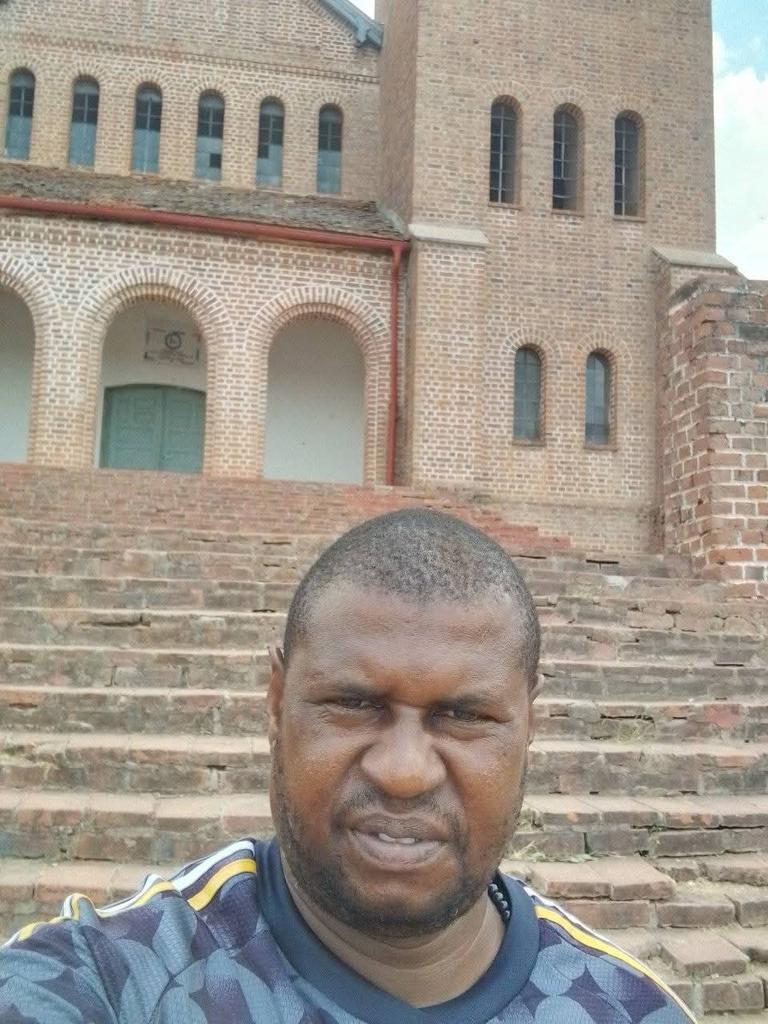PolycarpMDM's tweet photo. Mwaka huu niliamua kufanya hija binafsi kwenye makanisa makubwa na ya zamani, nilipita Kwiro Makao makuu ya jimbo la Mahenge,na mengi mpaka nikatokea Peramiho Songea.

Lakink kuna mtu akanambia ziwa Nyasa mpakani Songea na Njombe kuna kijiji kinaitwa Lituhi ,Manda huko, akasema kuna kanisa kubwa mno la zamani,mpaka leo waumini hawajafanikiwa kulijaza, 

Basi nikapata hamu ya kwenda huko, baada ya kufika kwa mbali nikaliona hilo kanisa mlimani kabisa nikashangaa sana,

Baada ya kufika pale nikakutana na fr mzawa wa hapo anaitwa fr Shindindi, akanipa historia ya ukristo hapo, kwamba lile kanisa lilijengwa Mwaka 1939 baada ya jengo la zamani lililojengwa 1911 kusogelewa na maji ya ziwa, wakahamishia mlimani.

Cha kushangaza kuna hospital kubwa kabisa, Huwezi amini hili kanisa kuna mabenchi nusu tu ya kanisa na halijai.

Ameandika Fortue Mecky.