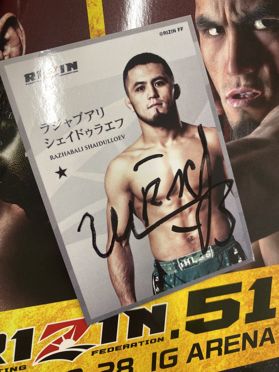 ㊗️#RIZIN51 フェザー級タイトルマッチ🏆33秒で勝利したラジャブアリ・シェイドゥラエフ選手に試合後、サインをいただきました🇰🇬
（ライコレのリアルカード✨）

この投稿をリポスト、横島をフォローしてくれている1名様にプレゼント🎁

シェイドゥラエフ選手、本当に強いです。
Рахмат🙏🇰🇬
