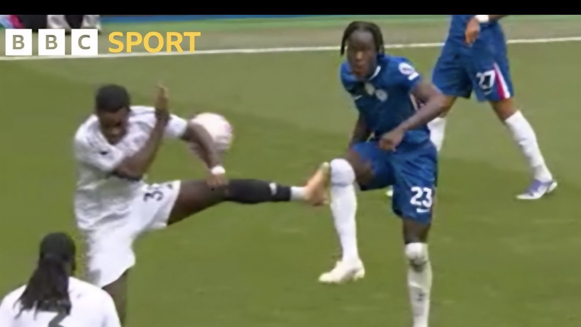 FulhamIndy's tweet image. I just want consistency. Explain to me like I’m 5 how 1 of these is a penalty and one of these isn’t